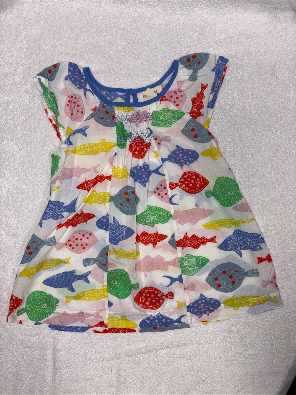 Mini Boden White Top with Multicolor Fish Print and Blue Trim cap sleeve 9/10